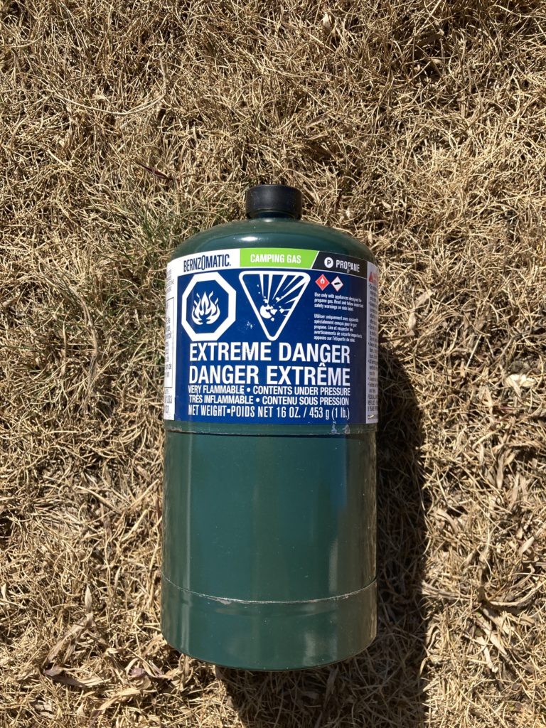 キャンプ用緑のガス缶